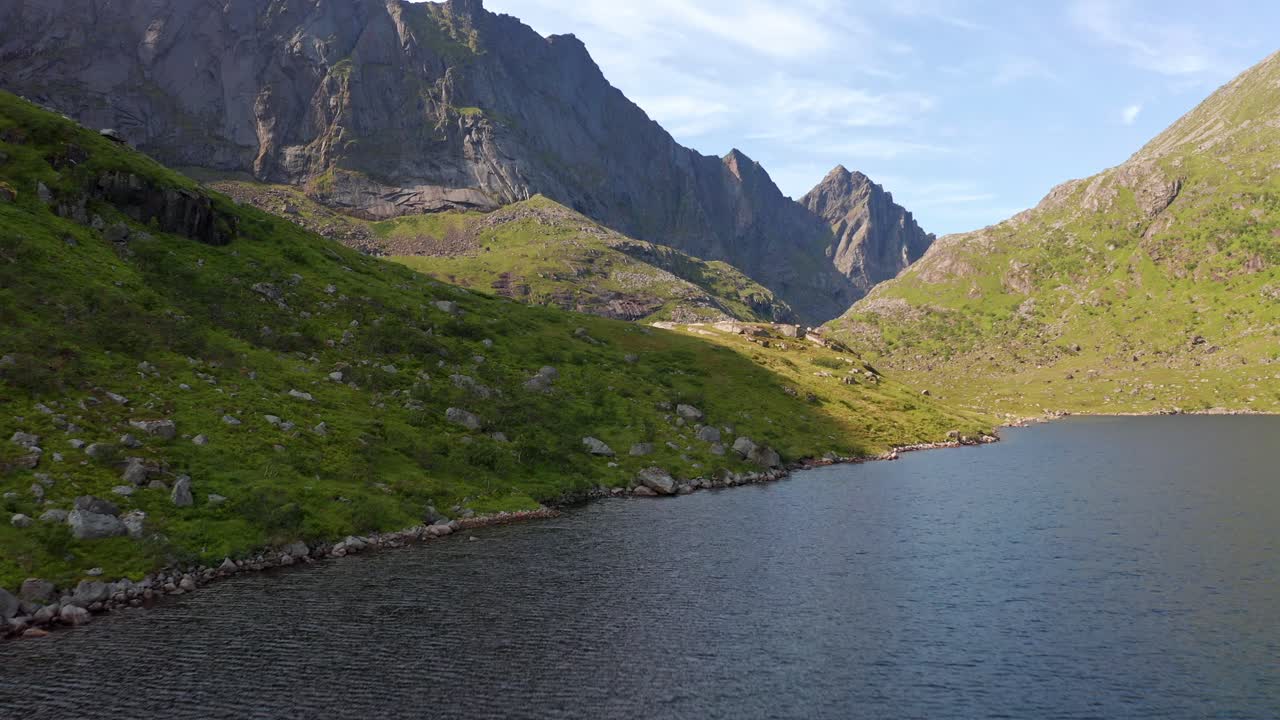 Ripresa aerea della remota campagna delle Lofoten con laghi e mare in Norvegia.