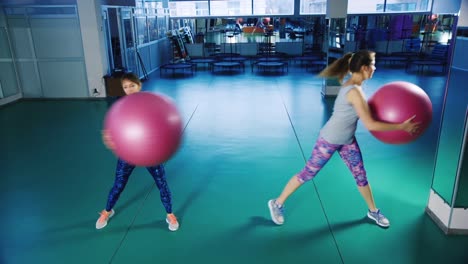 mujeres jóvenes hacen yoga en el gimnasio 2