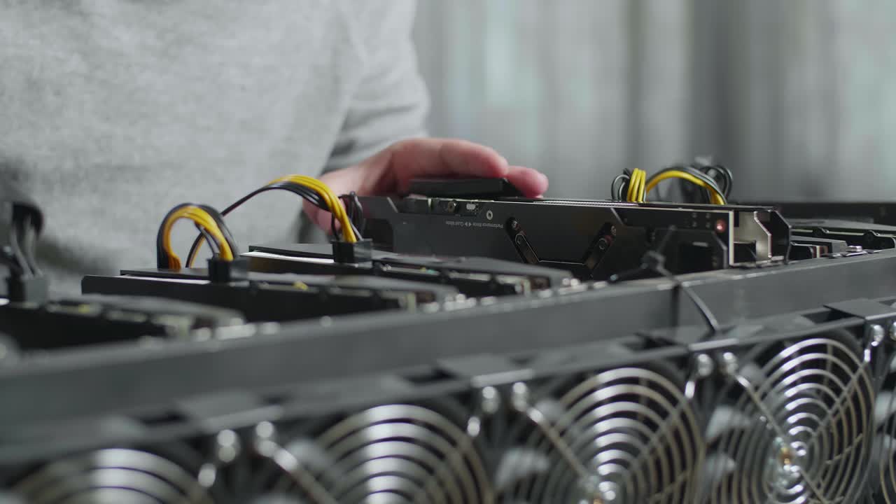 cerca de las manos del hombre construir la plataforma de minería para la minería de criptomoneda