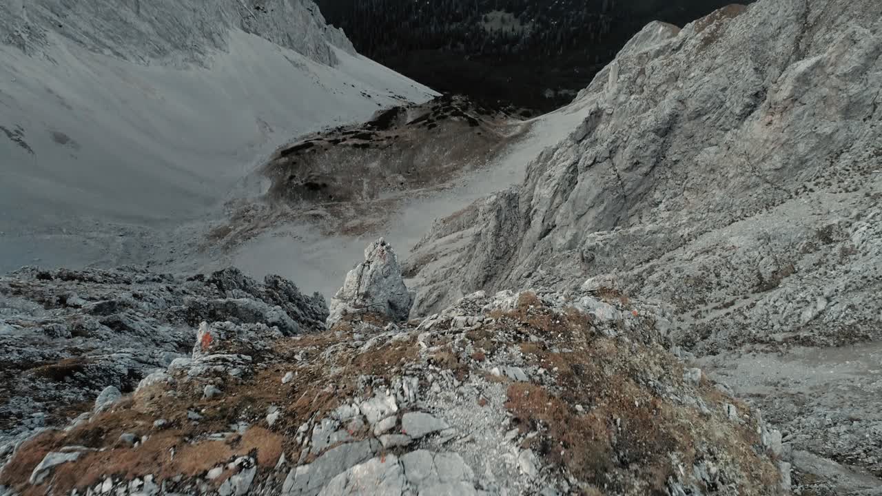 절정에 웨딩 커플과 알프스의 놀라운 파노라마 산맥 풍경을 드러내는 공중 기울기