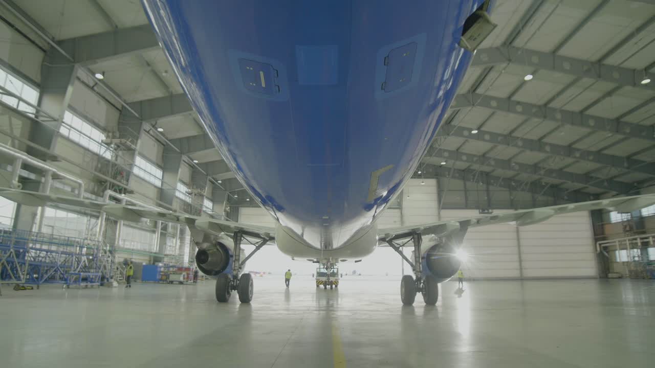 Manutenzione degli aerei nell'hangar