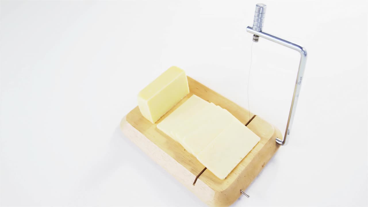 나무 트레이 에 있는 치즈 조각