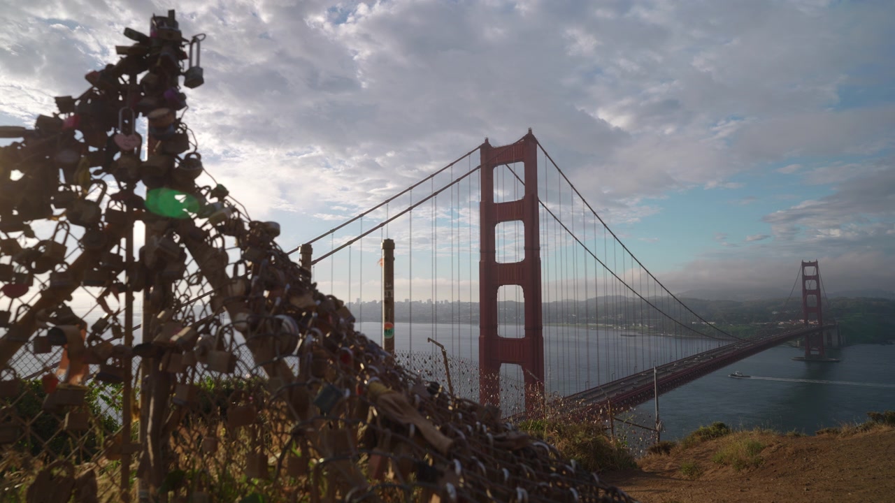 Golden Gate Bridge med et gjerde dekket av hengelåser i forgrunnen.