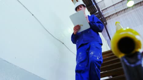 ingeniero masculino que trabaja en el taller 4k