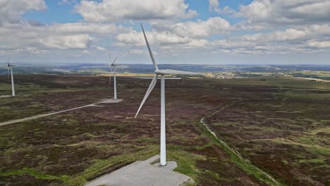 Parque-Eólico-Situado-En-Los-Páramos-Del-Oeste-De-Yorkshire-En-El-Reino-Unido,-Tomado-Con-Un-Dron