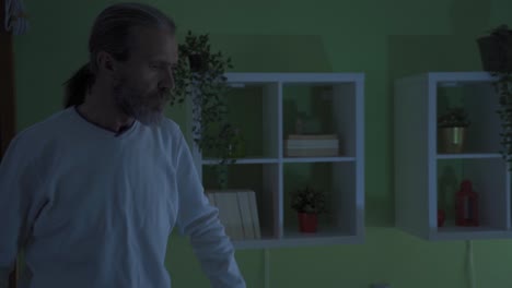 el pobre hombre de mediana edad está desconcertado y molesto por sus elevadas deudas de electricidad.