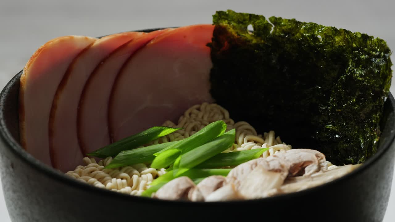 라멘 을 준비 하는 여자