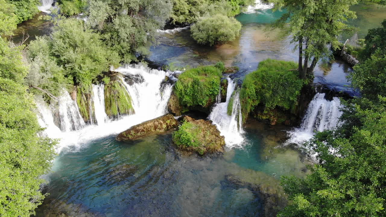 toma aérea de drones de la naturaleza y cascadas en rastoke, cerca de la ciudad de slunj, croacia