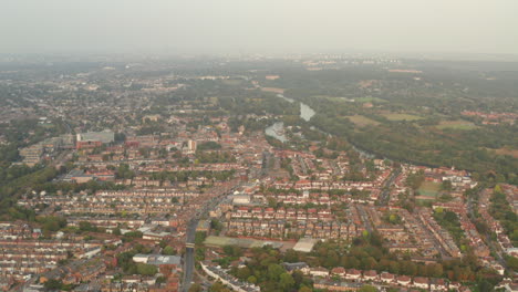 Toma-Aérea-Dando-Vueltas-Sobre-Twickenham-Mirando-Hacia-El-Centro-De-La-Ciudad.