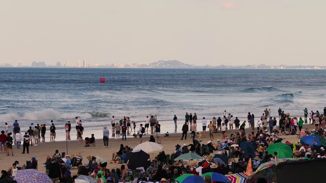 사람들 과 도시 스카이 라인 과 함께 바쁜 해변 장면