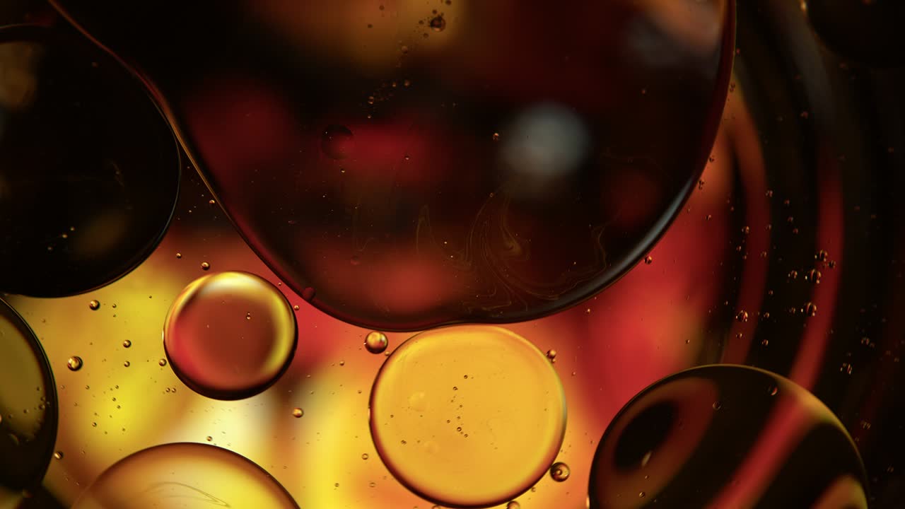 추상적인 다채로운 음식 기름 방울 거품과 구가 흐르고
