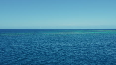 Aguas-Tranquilas-En-La-Gran-Barrera-De-Coral-En-El-Mar-De-Coral