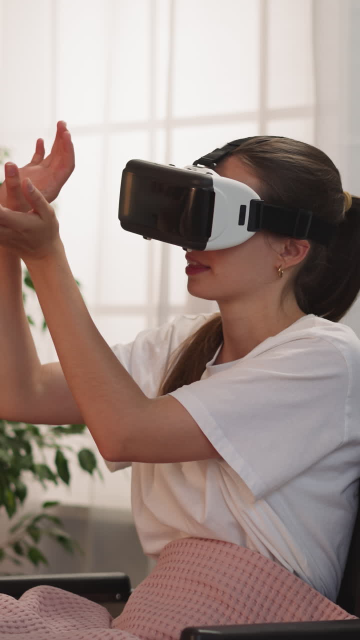mujer con discapacidad en gafas vr juega videojuegos mientras la hermana lee un libro interesante. dama en silla de ruedas intenta la realidad virtual en casa