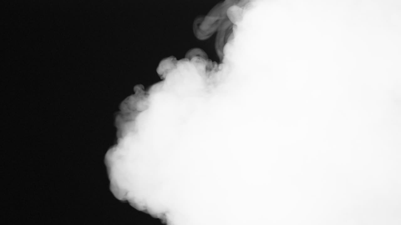 Flusso ribollente di fumo bianco