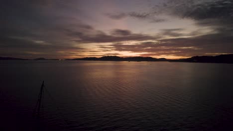 Puesta-De-Sol-Pacífica-Sobre-El-Océano-Con-Un-Barco-De-Pesca-Cerca-De-La-Ciudad-De-Kuah-En-La-Isla-De-Langkawi,-Malasia