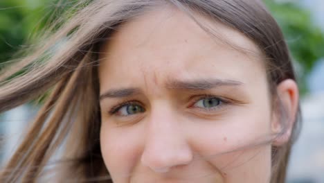 primer plano de la cara de una joven caucásica que expresa diferentes emociones