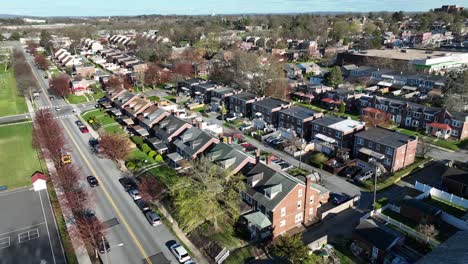 fila de casas en pequeños suburbios estadounidenses durante un día soleado