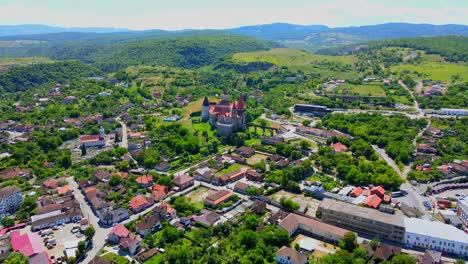 Imágenes-Aéreas-De-Drones-De-Un-Castillo-De-Corvin-En-Rumania