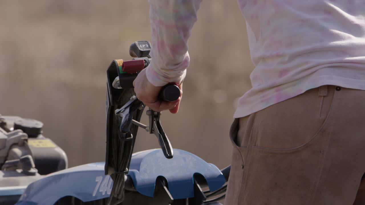 로토틸러, 농업, 슬로우 모션 미디엄 샷의 손잡이를 작업하는 남자