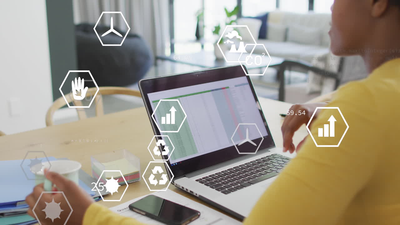 animación de iconos y procesamiento de datos sobre mujer de negocios afroamericana en la oficina.