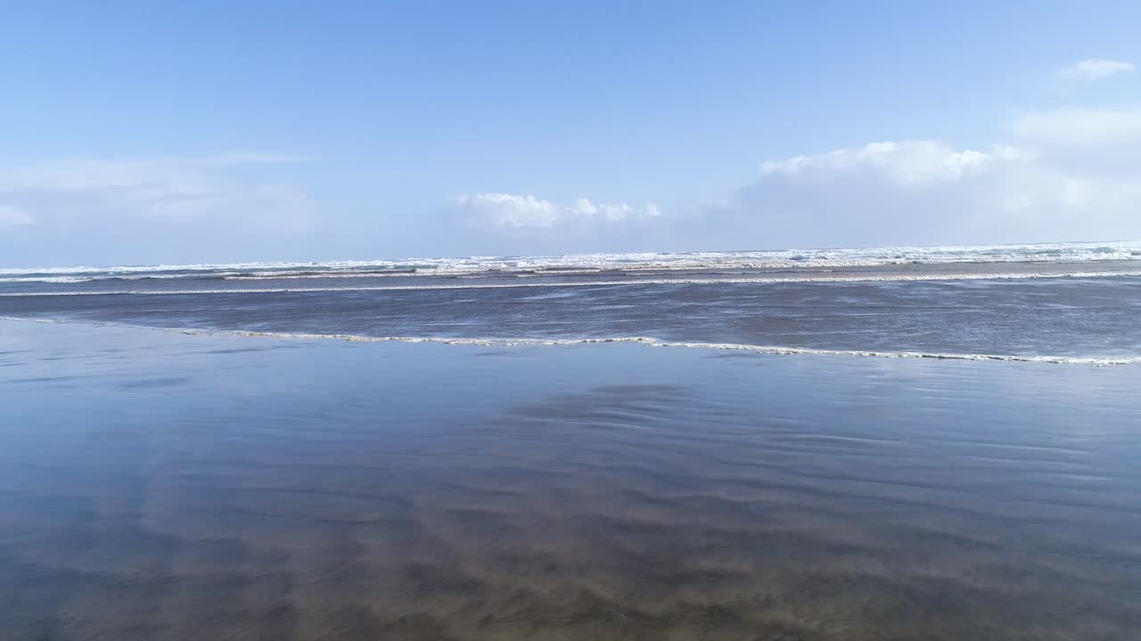 뉴질랜드 해변에 검은 배낭 - 공중 돌리 기울기