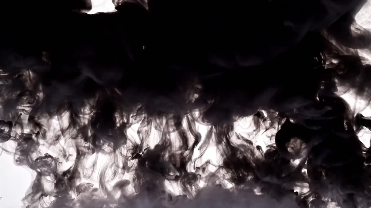 Encre noire abstraite se propageant et se dissolvant dans l'eau
