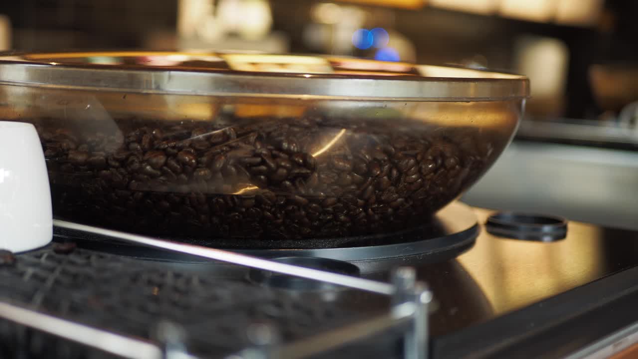 유리 그릇에 커피 콩