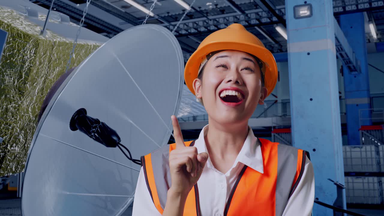 공장에서 행복한 여성 엔지니어