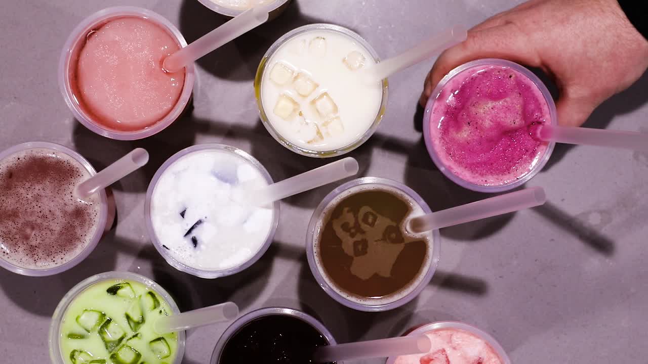 플랫 레이 형식으로 주위에 끈이 달린 남성 손 회전 거품 차 컵