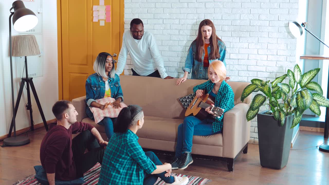 grupo de amigos tocando la guitarra juntos y cantando canciones