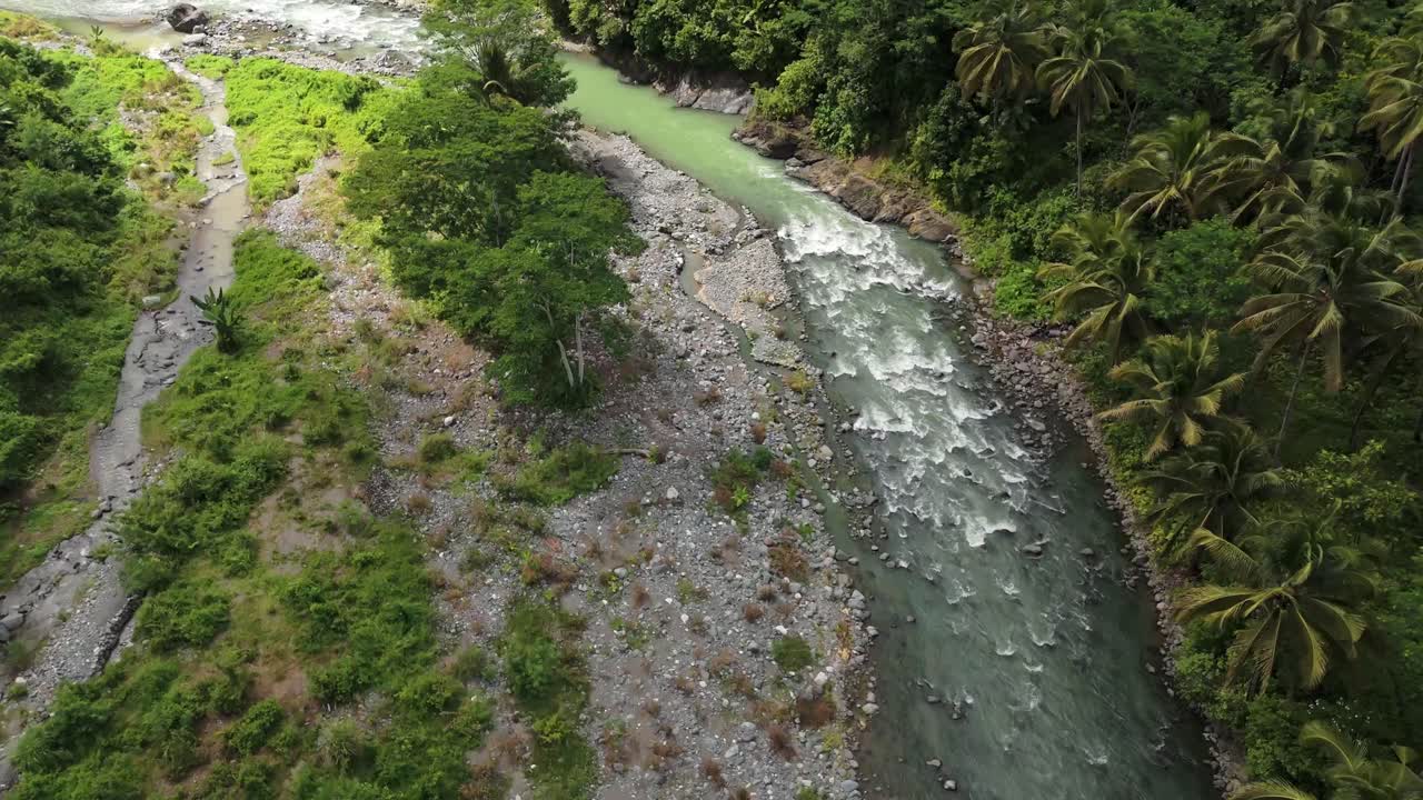 avión no tripulado volando sobre el río santiago en filipinas