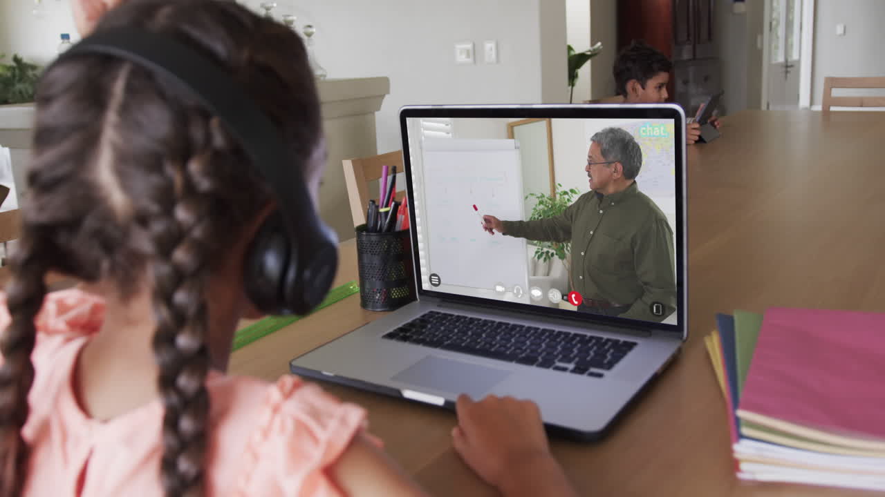 composición de una estudiante biracial en una computadora portátil aprendiendo en línea con un maestro biracial
