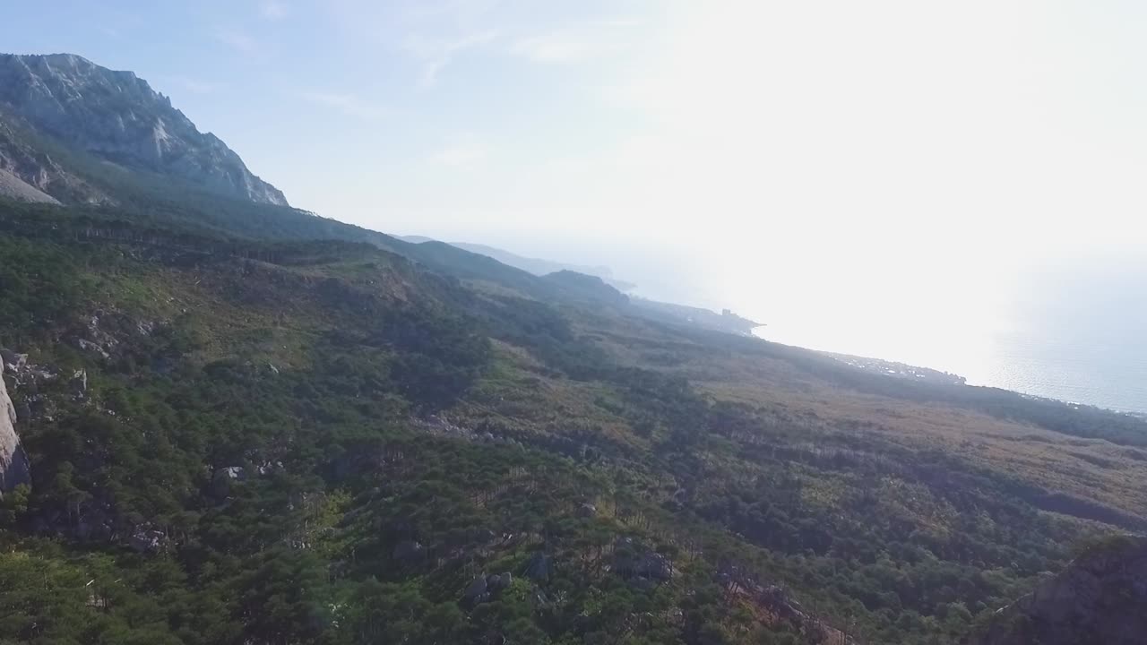 Vista aerea della costa montuosa
