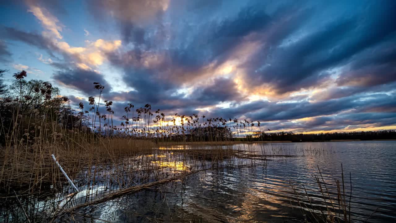 cielo colorido del atardecer en un lago, kashubia, polonia