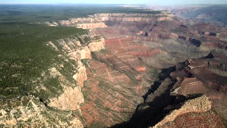 Das-Luftbild-Des-Grand-Canyon-Unterstreicht-Die-Anwesenheit-Des-Colorado-River,-Der-Durch-Sein-Zentrum-Fließt