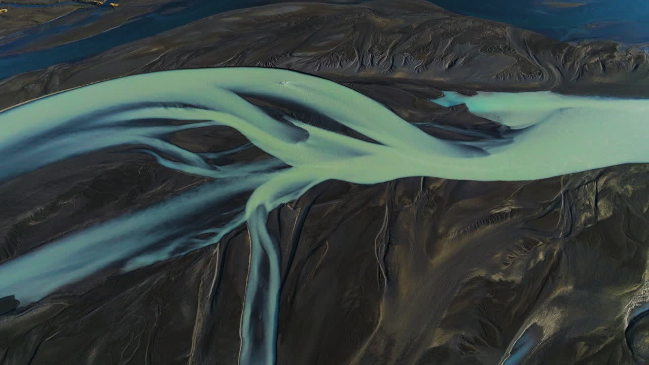 las trenzas del río kálfafell en islandia - fotografía aérea de un avión no tripulado