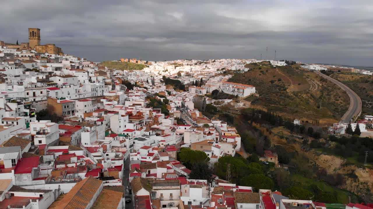 Flyvende over smalle gader i en typisk lille landsby i Andalusien, Spanien