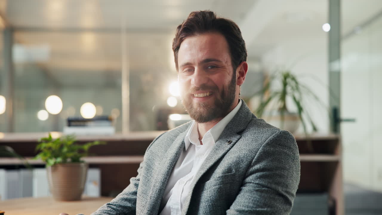 Ritratto di un uomo d'affari sorridente in ufficio