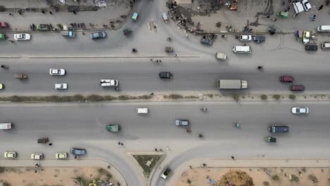 Symmetrisches-Chaos:-Drohnenaufnahme-Einer-Stark-Befahrenen-Straßenkreuzung-In-Pakistan