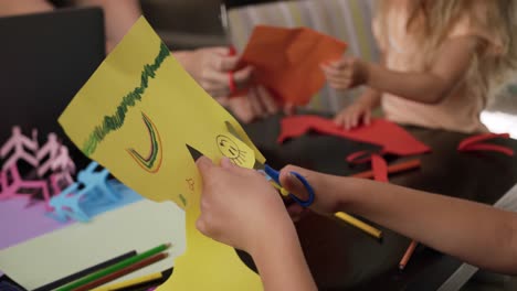 madre e hijas pintando juntas