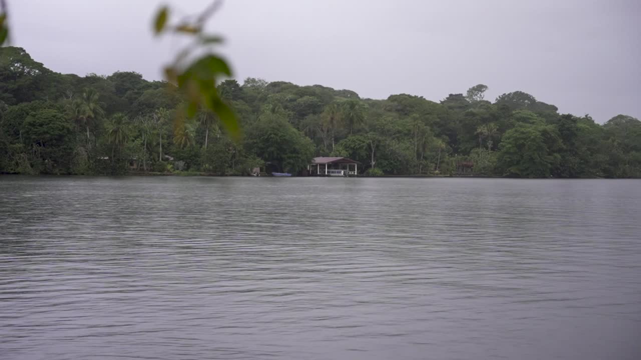 vista del río tarcoles con un barco turístico que pasa por costa rica, tiro ancho de mano