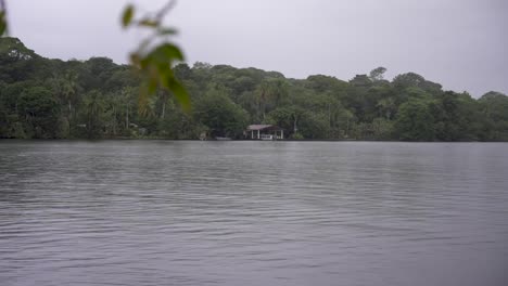 Blick-Auf-Den-Tarcoles-fluss-Mit-Einem-Tourboot,-Das-In-Costa-Rica-Vorbeifährt,-Handgehaltener-Weitschuss