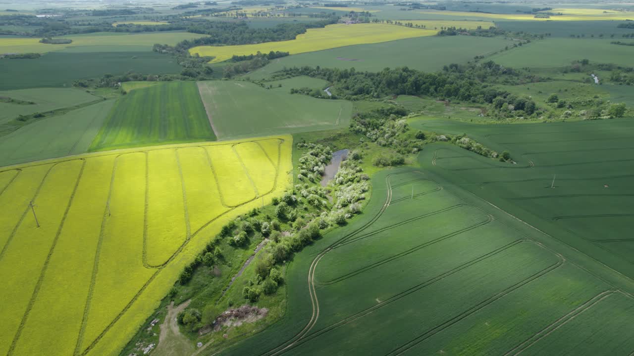 toma aérea de camiones de las tierras de cultivo en la región de masuria en polonia