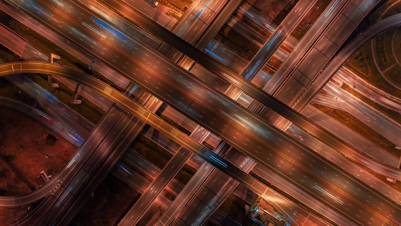 hyperlapse aéreo del tráfico sobre grandes puentes de intersección y carretera de circunvalación. vista aérea de 4k por un dron sobre una gran rotonda en bangkok, tailandia.