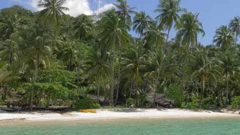 una playa tropical desierta, hermosa arena blanca y cielos azules recortados