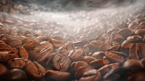 cerca de las semillas de café. los granos de café perfumados son tostados el humo viene de los granos de café.