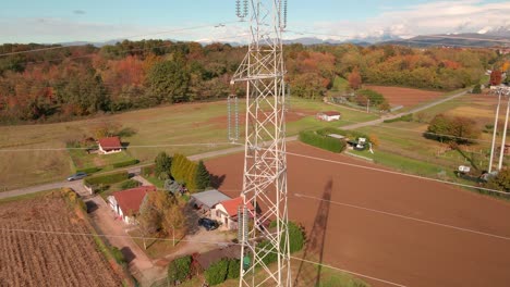 Sendeturm-Mit-Freileitung-Auf-Ländlichen-Feldern-Mit-Wald-In-Der-Ferne-Im-Herbst