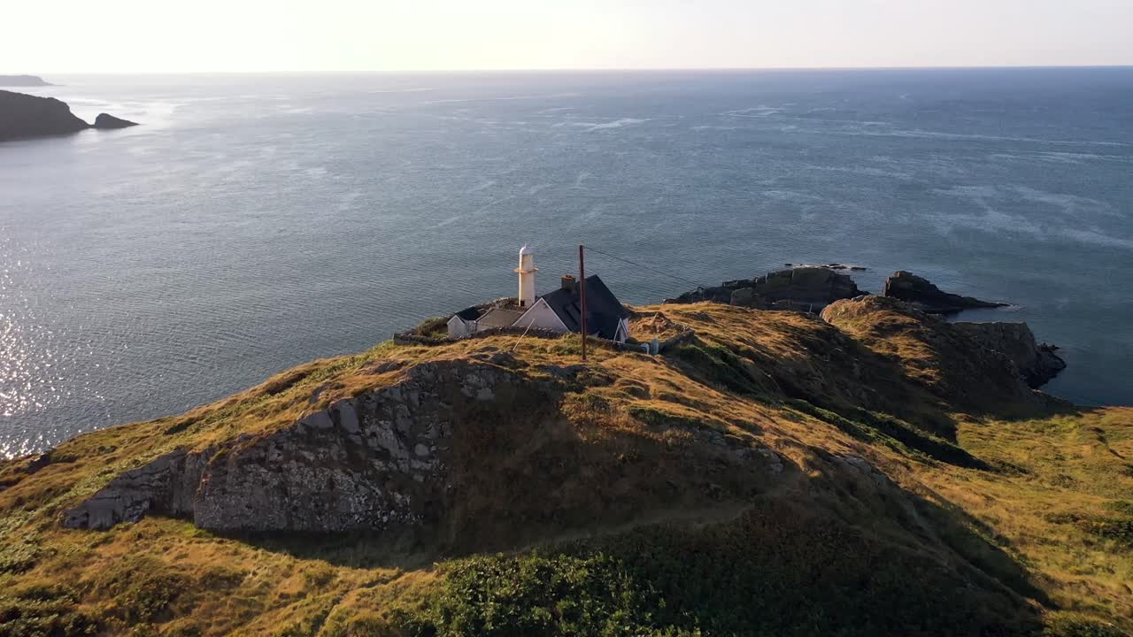 volar sobre el faro en la isla de sherkin con la bahía de agua rugiente