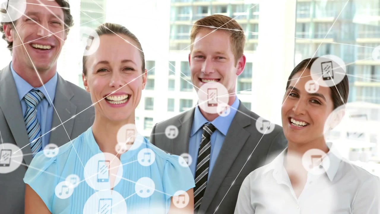 Cinque membri di un team aziendale in piedi, con nodi web che sorgono intorno alla donna a sinistra, muovendosi e mostrando icone di note telefoniche.