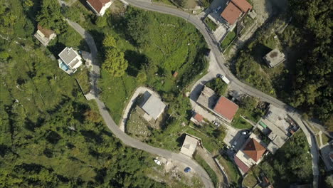 vista aérea de los edificios, construidos en la ladera de risan, montenegro